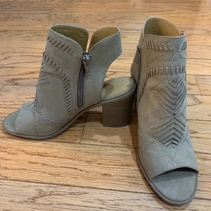 UNIVERSAL THREAD TARGET OPEN TOE BLOCK HEEL BOOTIE